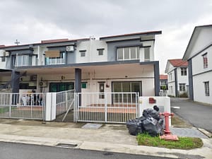 Pandangan hadapan rumah teres 2 tingkat jenis End Lot di PRIMA Residensi Lukut, Port Dickson untuk dijual melalui Hazeeq Iberahim